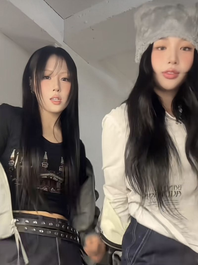 Personel grup KPop BADVILLAIN pakai baju bergambar Ka'bah