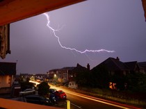 3 Tips Antisipasi Sambaran Petir Biar Seisi Rumah Aman