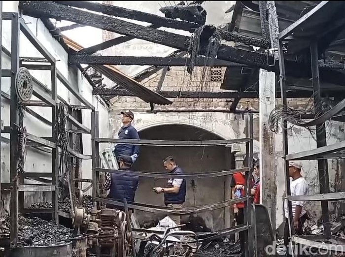 Petugas melakukan olah TKP terhadap kebakaran yang menewaskan 3 orang di Palembang