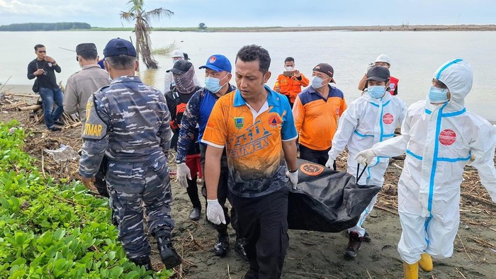 Petugas mengevakuasi pemancing yang hilang di Sungai Lukulo, Kamis (28/11/2024).