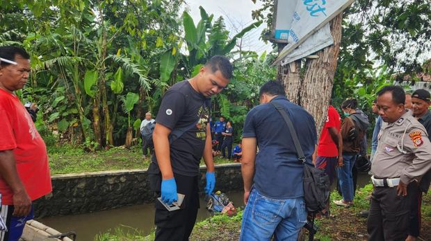 Petugas saat mengecek TKP laka tunggal di Jalan Samas dekat Dam Cangkring, Bantul, Kamis (28/11/2024).