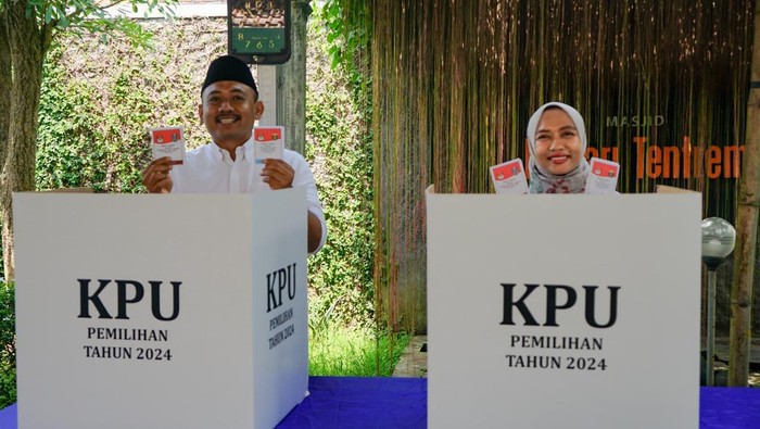 Paslon  tunggal Ony Anwar Harsono-Dwi Rianto Jatmiko unggul atas kotak kosong di Pilbup Ngawi.