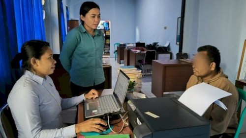 Polisi memeriksa Gabriel Sengkoen, pria yang diduga membakar kekasihnya Mbatti Mbana di Kelurahan Kolhua, Kota Kupang, NTT. (Foto: Dok. Polresta Kupang Kota)