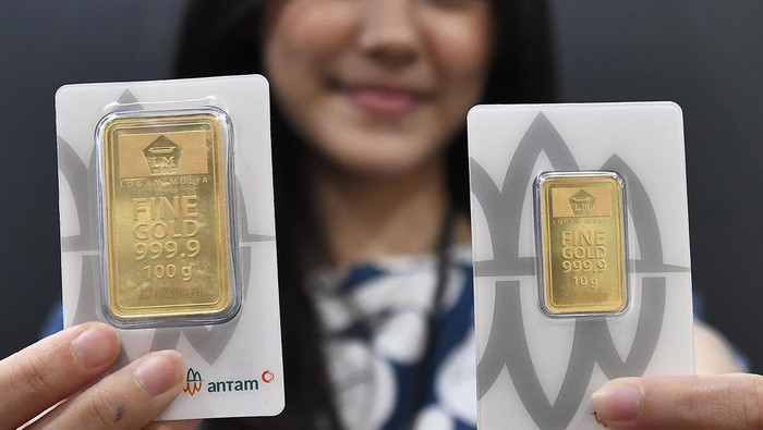 Pekerja menunjukkan emas yang dijual di Butik Emas Logam Mulia PT. Aneka Tambang (Antam) di Pulogadung, Jakarta Timur, Kamis (28/11/2024). Harga emas keluaran Antam mengalami kenaikan sebesar Rp9.000 per gram dari Rp1.504.00 per gram menjadi Rp1.513.000 per gram. ANTARA FOTO/ Fakhri Hermansyah/YU