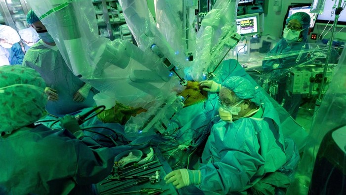 SENSITIVE MATERIAL. THIS IMAGE MAY OFFEND OR DISTURB Eugene A. Grossi, MD, and Professor for the NYU Grossman School of Medicine’s Department of Cardiothoracic, monitors the position of robotic instruments as he makes minor adjustments during the first ever fully robotic double lung transplant surgery at NYU Langone Health Center Transplant Institute in New York City, U.S., October 22, 2024. NYU Langone Health/Handout via REUTERS  THIS IMAGE HAS BEEN SUPPLIED BY A THIRD PARTY