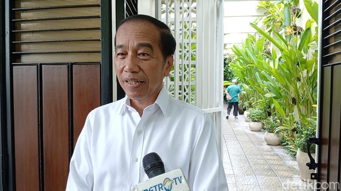 Presiden ke-7 Joko Widodo ditemui di kediaman pribadi Sumber, Solo, Kamis (28/11/2024).