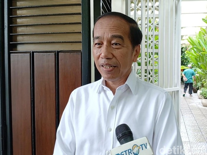 Presiden ke-7 Joko Widodo ditemui di kediaman pribadi Sumber, Solo, Kamis (28/11/2024).