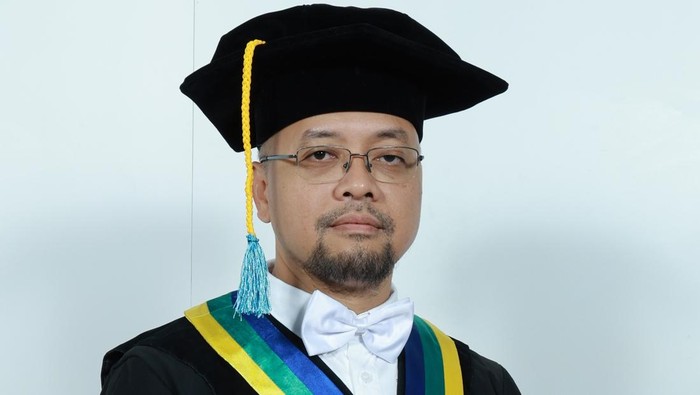 Prof Helmy Yusuf SSi MSc PhD, Guru Besar Universitas Airlangga