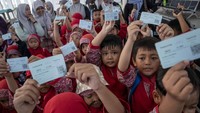 Siswa TK menunjukkan tiket kereta cepat Whoosh saat program Whoosh Edutrip di Stasiun Whoosh Padalarang, Kabupaten Bandung Barat. 