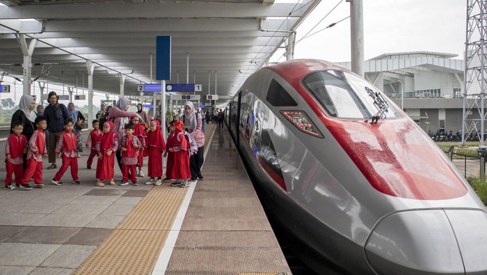 Siswa TK didampingi guru keluar dari rangkaian kereta cepat Whoosh saat program Whoosh Edutrip di Stasiun Tegalluar Summarecon, Kabupaten Bandung, Jawa Barat, Kamis (28/11/2024). Program Whoosh Edutrip tersebut dalam rangka memberikan edukasi serta pemahaman kepada siswa mengenai perkembangan transportasi modern, teknologi, fasilitas, keselamatan dan keamanan hingga layanan kereta cepat Whoosh. ANTARA FOTO/Abdan Syakura/agr/Spt.