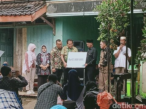 Prosesi pemakaman seorang anggota PPS Sawit, Gantiwarno, Klaten yang meninggal akibat kecelakaan, Kamis (28/11/2024).