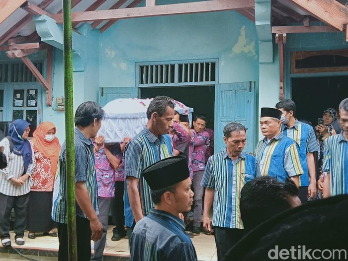 Prosesi pemakaman seorang anggota PPS Sawit, Gantiwarno, Klaten yang meninggal akibat kecelakaan, Kamis (28/11/2024).