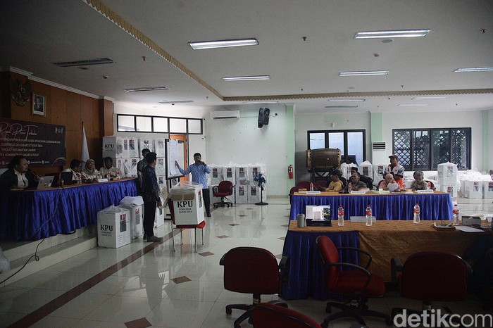 Petugas Panitia Pemilihan Kecamatan (PPK) menggelar rekapitulasi hasil Pilkada Jakarta di kantor Kecamatan Gambir, Jakarta Pusat, Kamis (28/11/2024). Proses penghitungan rekapitulasi di tingkat kecamatan berlangsung selama 6 hari kemudian dibawa ke rekapitulasi tingkat kotamadya dan berakhir di KPU tingkat provinsi. Menurut lembaga survei Charta Politika,  terjadi penurunan partisipasi pemilih di Pilkada Jakarta 2024 dari 70% pada 2017 menjadi 58 % pada 2024.
