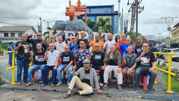Relawan dari Rumah Aspirasi Kotak Kosong Kota Pangkalpinang rayakan kemenangan kotak kosong.