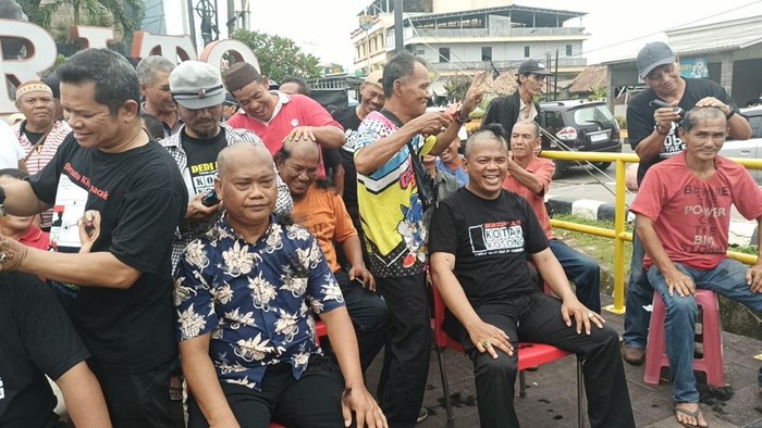 Relawan kotak kosong Pangkalpinang cukur rambut bersama di Tugu Kerito Surong.