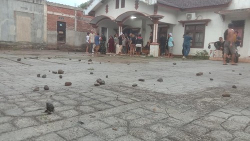 Rumah Ketua DPRD Dompu Andi Bachtiar dilempar massa yang konvoi kemenangan pilbup, Rabu (27/11/2024).