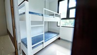 Kemudian, untuk kamar tidur sudah tersedia kasur tingkat seperti ini. Ventilasi berupa jendela juga lebar sehingga sirkulasi udara dan pencahayaan yang didapat cukup.