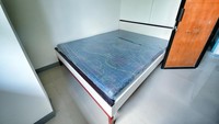 Selain kasur tingkat, ada pula kasur lebar seperti ini.