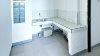 Di ruangan lain terdapat area dapur yang telah terpasang meja beton dan wastafel. Di dapur juga terdapat ventilasi yang untuk jalan keluar asap dan masuknya cahaya.