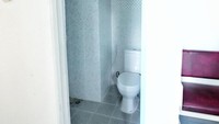 Tidak ketinggalan, tersedia WC dengan toilet duduk dan meubelair.
