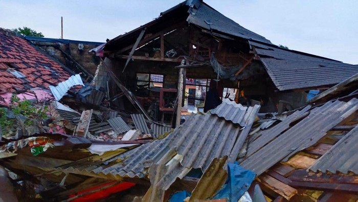 Rumah warga di Tanahsareal, Kota Bogor ambruk akibat hujan deras.