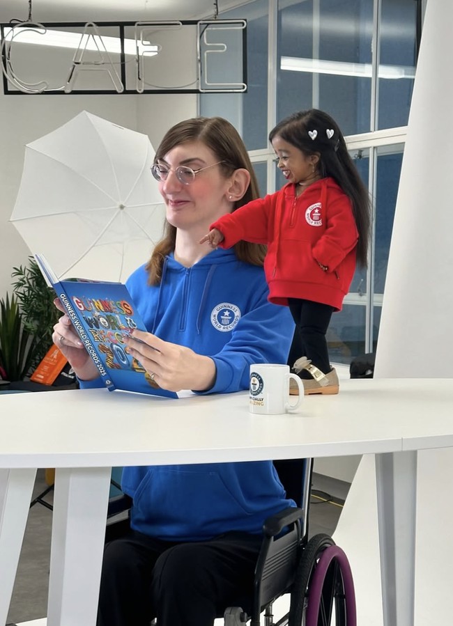 Jyoti, yang tampak antusias, mengungkapkan perasaannya. “Biasanya saya selalu melihat ke atas dan menemukan orang-orang lebih tinggi dari saya, tetapi hari ini saya sangat senang melihat wanita tertinggi di dunia. Rumeysa begitu ramah, dan saya merasa nyaman berbicara dengannya,” katanya. Foto: dok. Instagram @rumeysagelgi