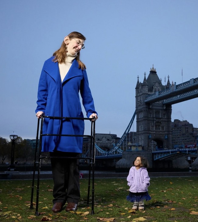 Pertemuan ini berlangsung hangat saat keduanya berbagi cerita tentang pengalaman hidup dari perspektif yang sangat berbeda. “Luar biasa bisa bertemu Jyoti untuk pertama kalinya. Karena perbedaan tinggi badan kami, terkadang sulit untuk saling menatap mata, tetapi itu tetap pengalaman yang hebat,” ujar Rumeysa dengan senyum. Foto: dok. Instagram @rumeysagelgi