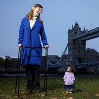 Pertemuan ini berlangsung hangat saat keduanya berbagi cerita tentang pengalaman hidup dari perspektif yang sangat berbeda. “Luar biasa bisa bertemu Jyoti untuk pertama kalinya. Karena perbedaan tinggi badan kami, terkadang sulit untuk saling menatap mata, tetapi itu tetap pengalaman yang hebat,” ujar Rumeysa dengan senyum. Foto: dok. Instagram @rumeysagelgi