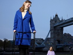 Potret Wanita Tertinggi dan Terpendek Dunia Bertemu untuk Pertama Kalinya