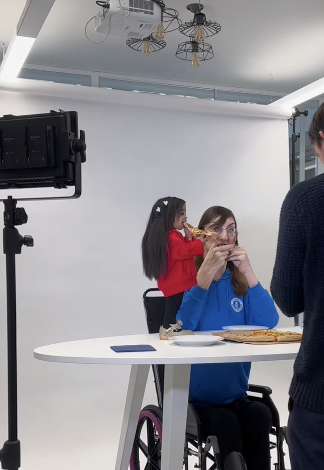 Rumeysa dan Jyoti tidak hanya dikenal karena rekor unik mereka, tetapi juga karena perjuangan hidup yang luar biasa. Rumeysa hidup dengan sindrom langka bernama Weaver syndrome, yang menyebabkan pertumbuhan tubuh yang cepat dan deformitas tulang. Di sisi lain, Jyoti memiliki achondroplasia, sejenis dwarfisme yang membatasi pertumbuhan tinggi badannya. Foto: dok. Instagram @rumeysagelgi