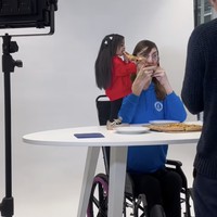 Rumeysa dan Jyoti tidak hanya dikenal karena rekor unik mereka, tetapi juga karena perjuangan hidup yang luar biasa. Rumeysa hidup dengan sindrom langka bernama Weaver syndrome, yang menyebabkan pertumbuhan tubuh yang cepat dan deformitas tulang. Di sisi lain, Jyoti memiliki achondroplasia, sejenis dwarfisme yang membatasi pertumbuhan tinggi badannya. Foto: dok. Instagram @rumeysagelgi