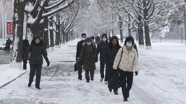 Seoul diselimuti salju terlebat pada Rabu (27/11), mencatatkan rekor sejak 1907. Cuaca ekstrem ini menyebabkan gangguan transportasi dan pemadaman listrik.