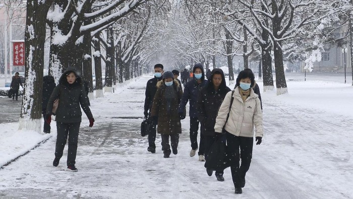 Salju Terlebat Hantam Korsel, Ratusan Penerbangan dibatalkan Seoul diselimuti salju terlebat pada Rabu (27/11), mencatatkan rekor sejak 1907. Cuaca ekstrem ini menyebabkan gangguan transportasi dan pemadaman listrik.