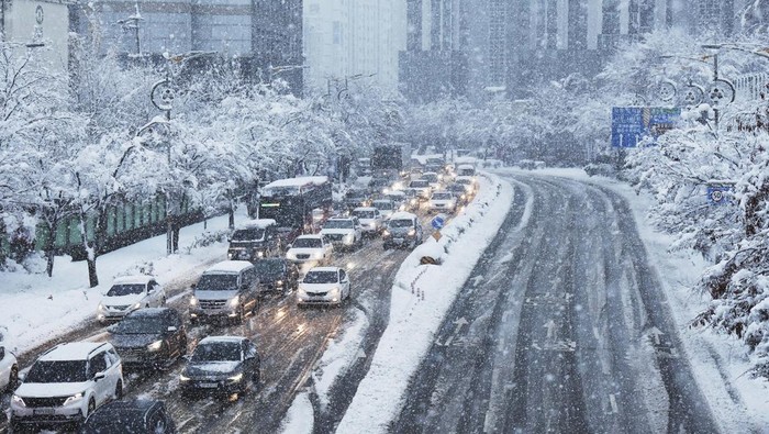 Salju Terlebat Hantam Korsel, Ratusan Penerbangan dibatalkan Seoul diselimuti salju terlebat pada Rabu (27/11), mencatatkan rekor sejak 1907. Cuaca ekstrem ini menyebabkan gangguan transportasi dan pemadaman listrik.
