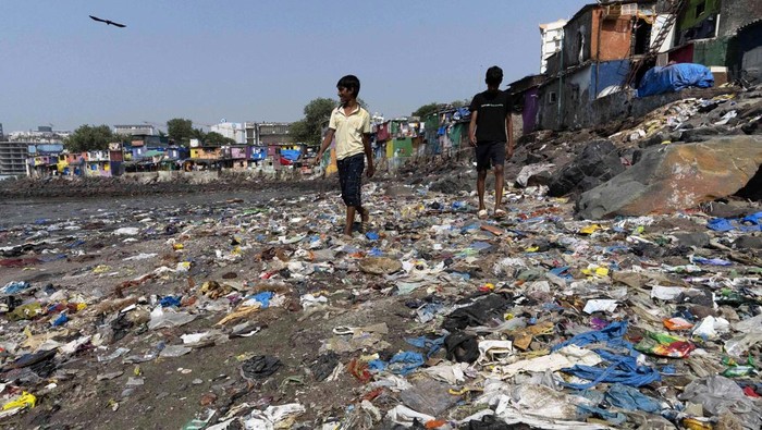 Sampah plastik menumpuk di seluruh dunia, mengancam lingkungan global.