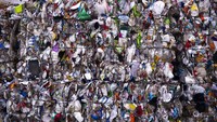 Tumpukan sampah plastik terlihat di halaman fasilitas pemilahan plastik Interzero di Berlin, Jerman. Sampah plastik yang menumpuk ini menunjukkan besarnya tantangan dalam pengelolaan sampah di negara maju. Foto: AP/Markus Schreiber