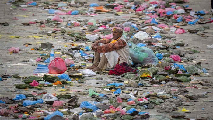 Sampah plastik menumpuk di seluruh dunia, mengancam lingkungan global.
