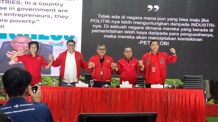Sekjen PDIP Hasto Kristiyanto saat konferensi pers di DPP PDIP, Jakarta, Kamis (28/11/2024).