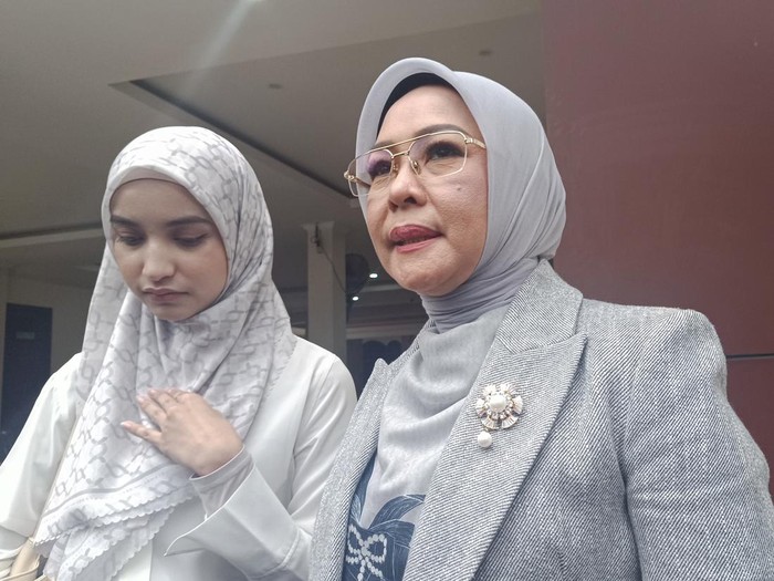Selebgram Cut Intan Nabila (kiri) dan pengacaranya Ana Sofa Yuking.