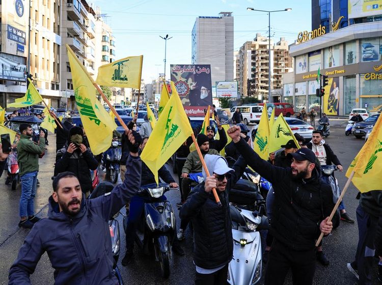 Simpatisan Hizbullah Rayakan Gencatan Senjata dengan Israel