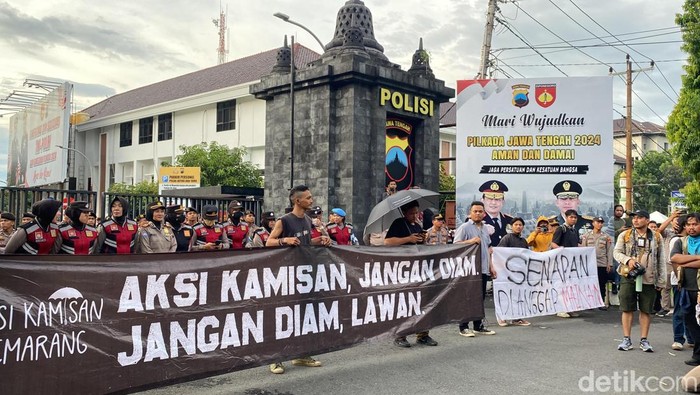 Suasana aksi di halaman Polda Jateng, Kelurahan Mugassari, Kecamatan Semarang Selatan, Kamis (28/11/2024).