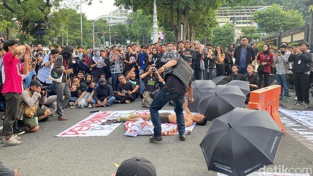 Suasana aksi di halaman Polda Jateng, Kelurahan Mugassari, Kecamatan Semarang Selatan, Kamis (28/11/2024).