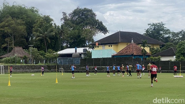 Suasana latihan PSS Sleman di Lapangan Pakembinangun, Sleman, Kamis (28/11/2024).