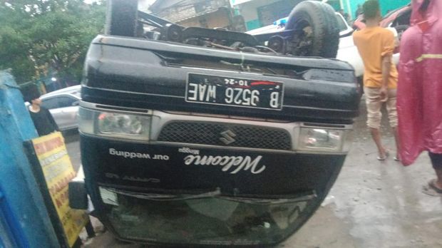 Tabrakan mobil Hilux di Cipondoh, Kota Tangerang membuat mobil Suzuki Cary terbalik.