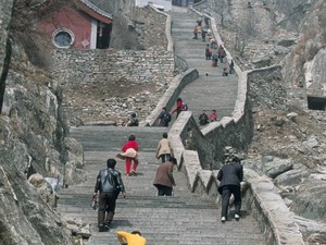 Cuaca Buruk-Angin Kencang, Wisatawan Berlindung-Rebahan di Toilet