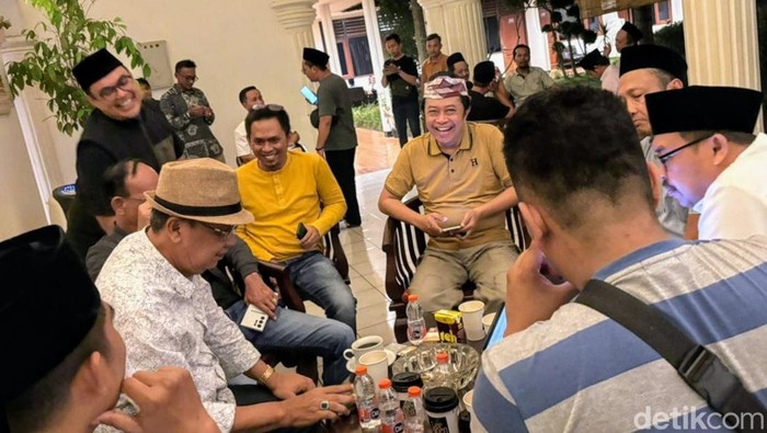 Tim Pemenangan Abdul Hamid-Asad Yahya Syafii usai deklarasi kemenangan di Pilbup Bondowoso.