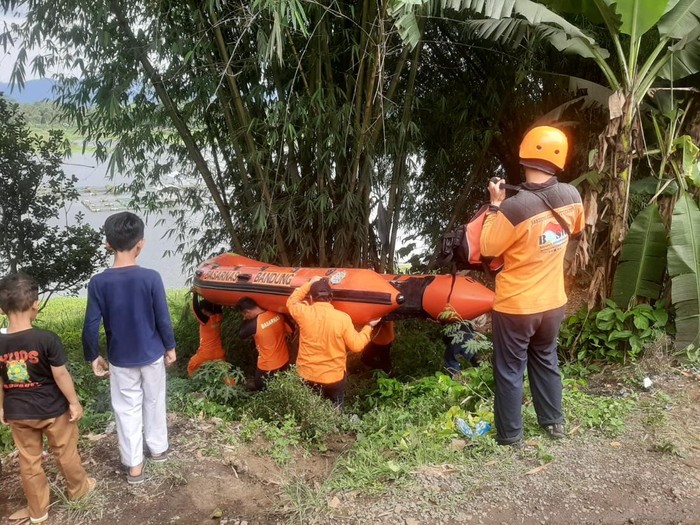 Tim Sar Gabungan melakukan pencarian orang tenggelam di Waduk Saguling