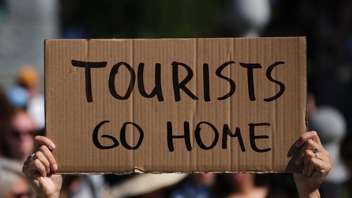 Tulisan protes pariwisata berlebih