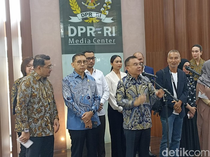 Wakil Ketua DPR Sufmi Dasco Ahmad menerima sutradara film Women from Rote Island, Jeremias Nyangoen. (Firda Cynthia/detikcom)