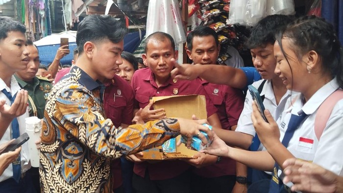 Wakil Presiden Gibran Rakabuming Raka mengecek lokasi banjir di Kebon Pala, Kampung Melayu, Jatinegara, Jakarta Timur (Jaktim).